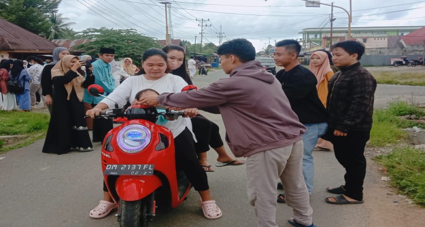 Semarak Ramadhan, SMP negeri 1 kwandang Bagi Takjil Gratis ke Pengendara